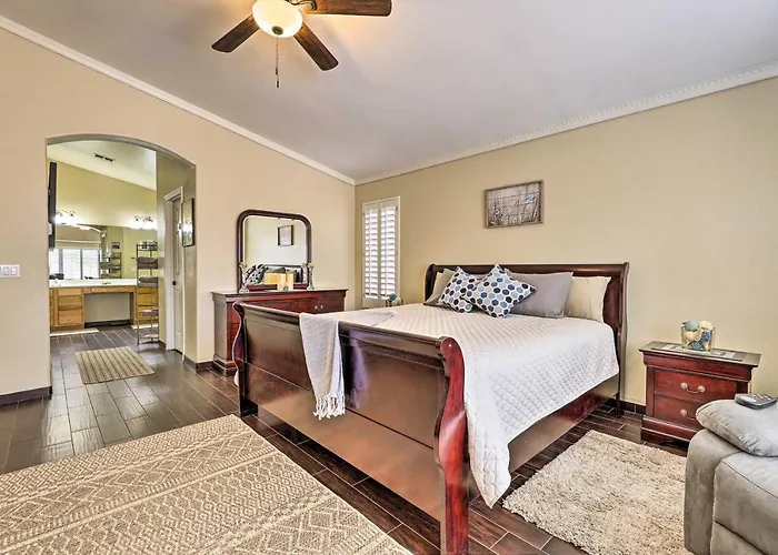 Bbq-ready Oasis Near Golfing + Stadium! Ferienhaus
