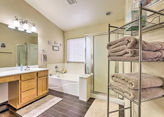 Bbq-ready Oasis Near Golfing + Stadium! Ferienhaus *