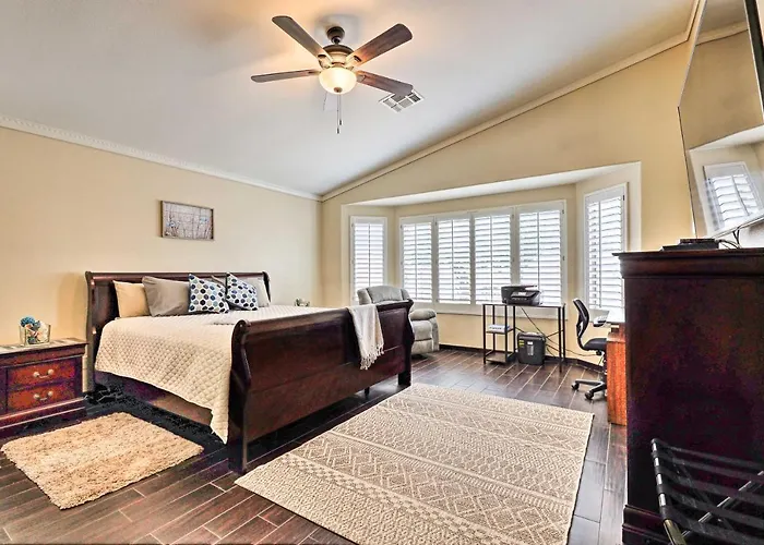 Bbq-ready Oasis Near Golfing + Stadium! Ferienhaus Surprise